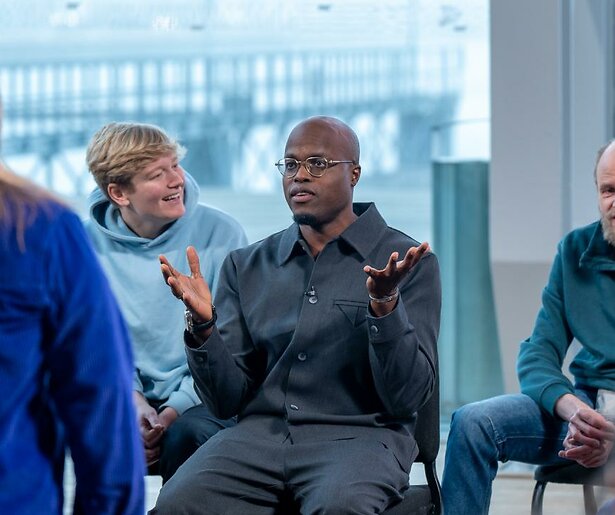 Jandino Asporaat laat zich interviewen in Een Buitengewoon Gesprek: 'Erg door geraakt'