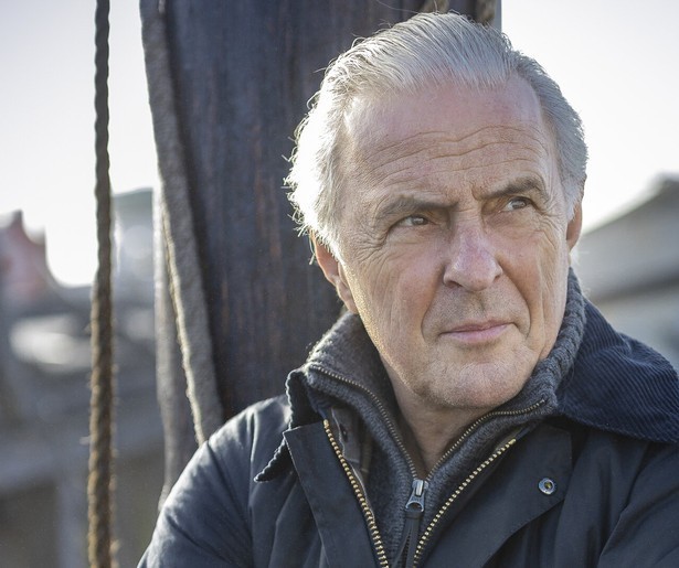 Huub Stapel neemt een kijkje op Marken in Eens Ging de Zee Hier Tekeer