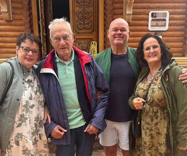 Bert (90) krijgt een muzikale verrassing van zijn dochters in Een Vergetelijk Mooie Reis