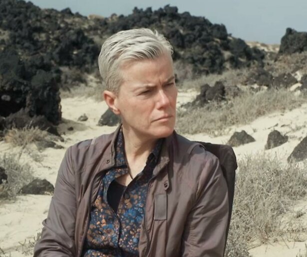 Weduwnaar Klaas kan de hulp van Opgelicht in de Liefde-presentator Ellie Lust goed gebruiken