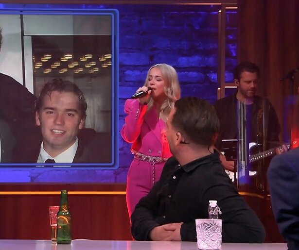 Videosnack: Emma Heesters zingt in Hoge Bomen