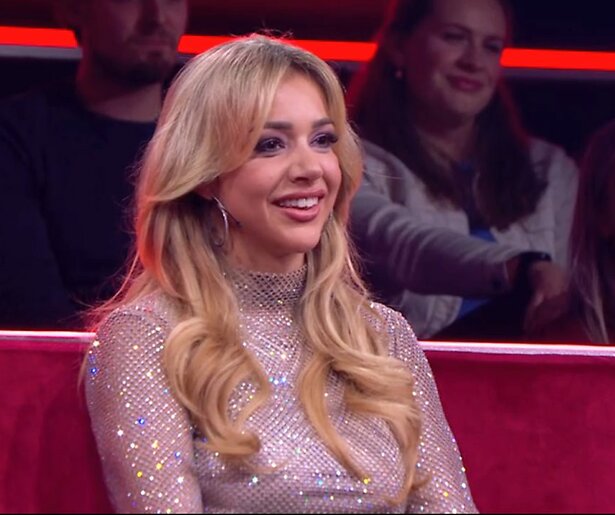 Emma Heesters mag raden met welke mysterieuze BN'er zij een duet zingt in Secret Duets