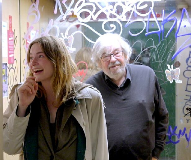 Maarten en Emma vergelijken hun middelbareschooltijd in slot Wortelboer & Van Rossem