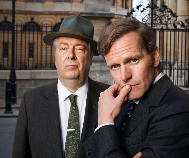 Sean Evans en Roger Allam zitten met de handen in het haar in Endeavour Morse