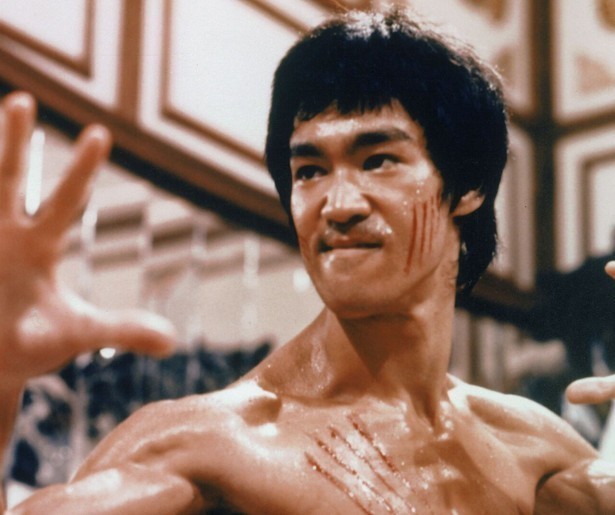 Bruce Lee laat zien wat hij kan in Enter the Dragon