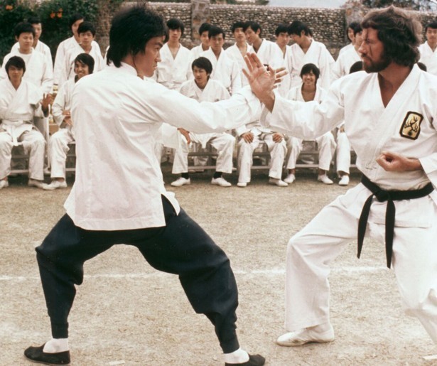 Bruce Lee laat zien wat hij kan in Enter the Dragon
