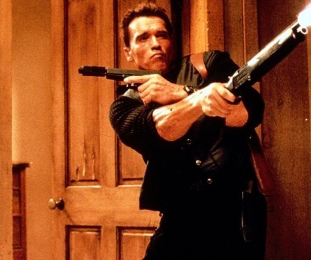 Arnold Schwarzenegger gumt je verleden uit in Eraser