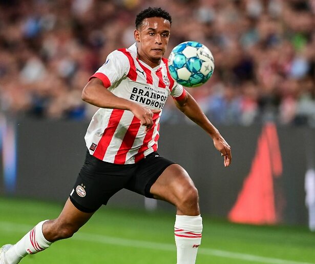 PSV naar De Adelaarshorst in strijd om de Eredivisie