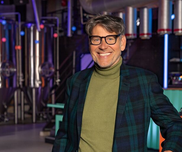 Erik van der Hoff brengt ons allen in de kerstsfeer in De Grote Kerstmuziekquiz