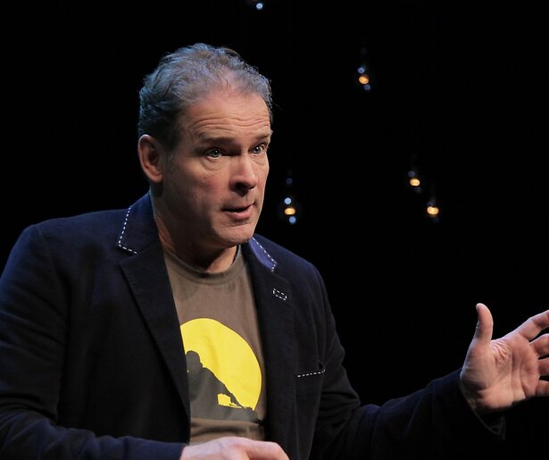 Erik van Muiswinkel maakt zijn langverwachte debuut in The Connection