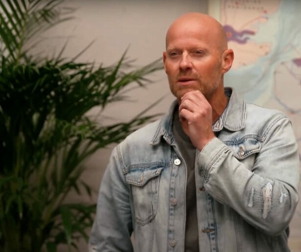 Erik Wegewijs legt de leerlingen het vuur aan de schenen in Dream School