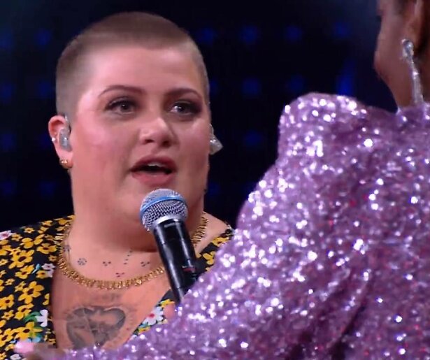 Het panel krijgt in deze herhaling van Secret Duets hulp van Esmée van Kampen 