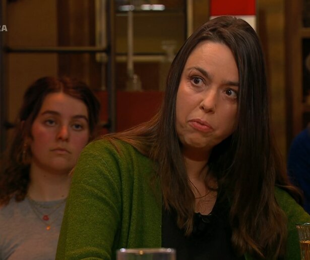 De TV van gisteren: Gast verlaat geëmotioneerd Bar Laat na discussie over spreektijd