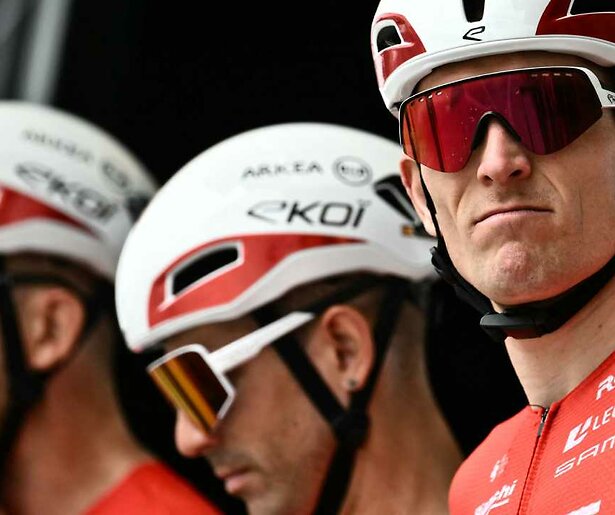 De Tour de France-renners rijden een zware individuele tijdrit in de Pyreneeën