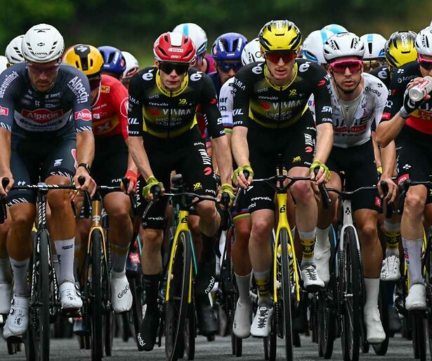 Een massasprint is onvermijdelijk in deze vlakke rit van de Tour de France