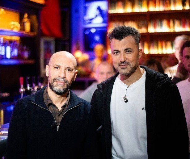 Özcan Akyol is terug met een gloednieuwe reeks van Eus' Boekenclub