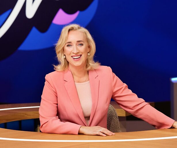 De drie kanshebbers voor de Televizier-Ring Talent 2025 nemen plaats bij Eva