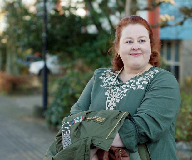 Eva Van der Gucht zit met de handen in het haar in Oogappels