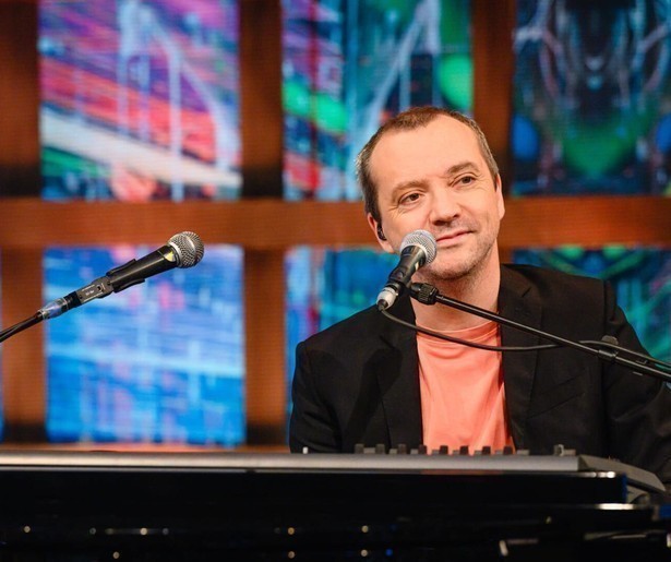 Miguel Wiels raadt weer mee wie 'The musked singer' is in nieuwe aflevering Even tot Hier