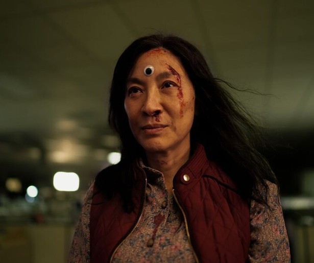 Michelle Yeoh gaat helemaal los in de Oscarwinnende film Everything Everywhere All at Once