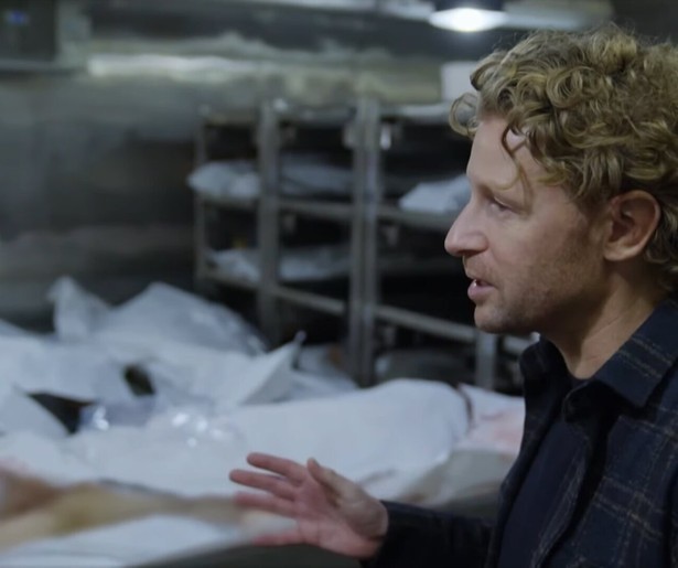 Ewout Genemans loopt mee met de echte CSI in Ewout: Op Zoek naar de Doodsoorzaak