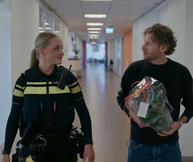 Nederland leeft mee met agent Maikel uit Bureau Utrecht: collega’s starten actie na aangrijpend tv-moment