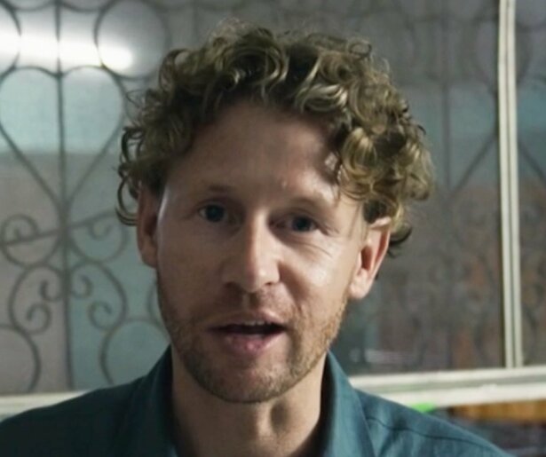 Ewout Genemans gaat in Ewout: langs bij het kinderbrandwondencentrum in Beverwijk 