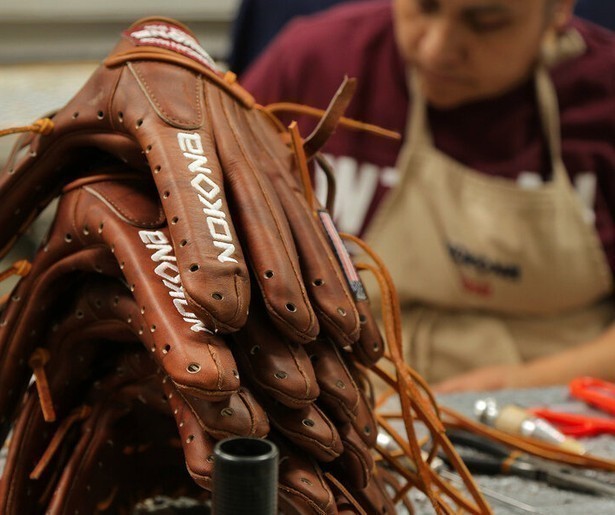 Ouderwets handwerk in Extraordinary Stories Behind Everyday Things