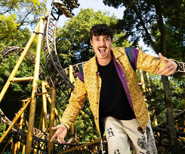 Niek Roozen gaat op zoek naar het ultieme karaoketalent in Extreme Karaoke