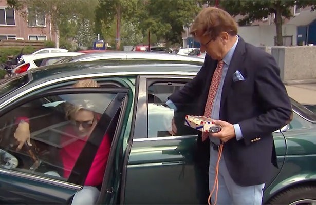 Videosnack: Frank & Rogier kunnen niet uit hun poepsjieke auto komen 