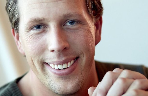 Videosnack: Freek Vonk bijna prooi van leeuwinnen