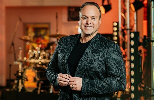 Video: Frans Bauer helpt de politie