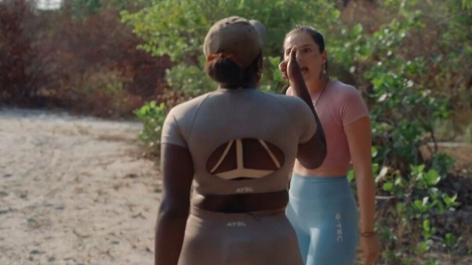 Spanningen lopen op tussen Famke Louise en Deveny Sooda.