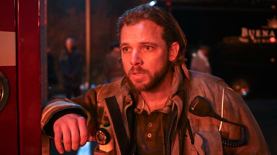 Max Thieriot als Bode Leone in Fire Country