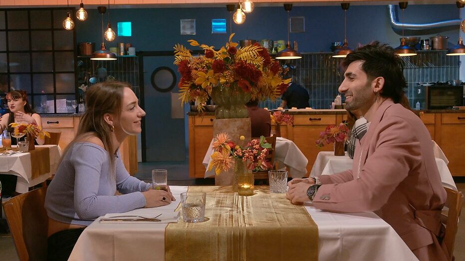 De bekende setting van First Dates.