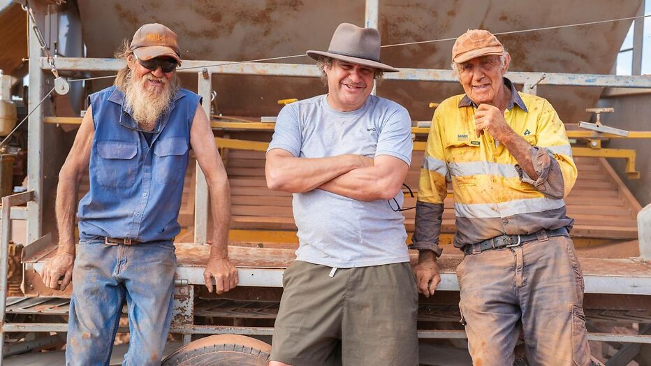 Frank Lammers met goudzoeker in de outback. Frank Lammers met goudzoeker in de outback.