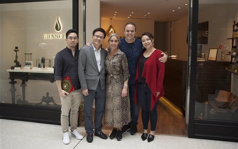 Frans Bauer in China over voetbal