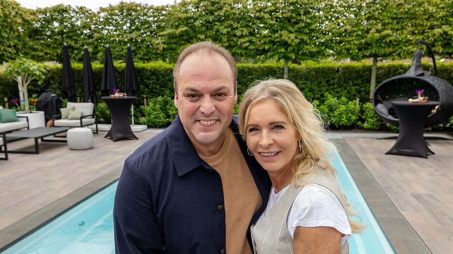Frans en Mariska Bauer samen bij het zwembad. Frans en Mariska Bauer samen bij het zwembad.