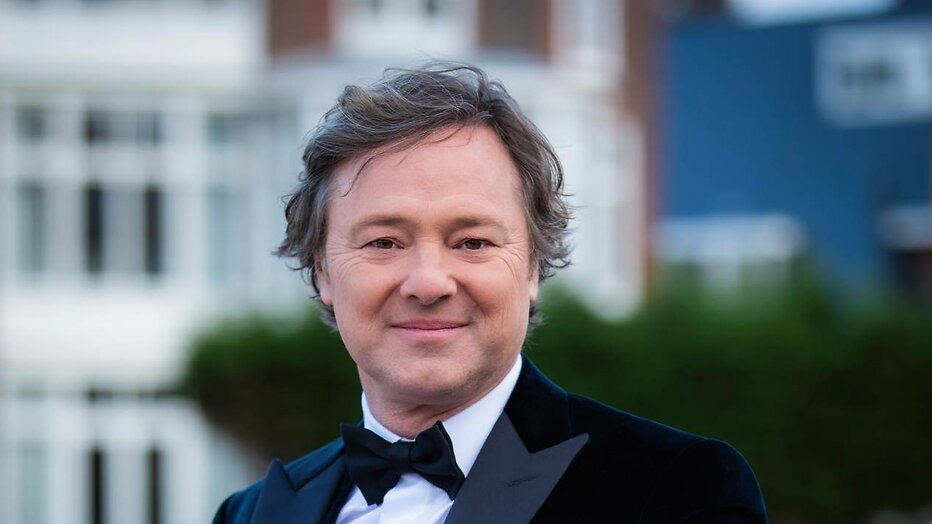 Presentator Frits Sissing. 