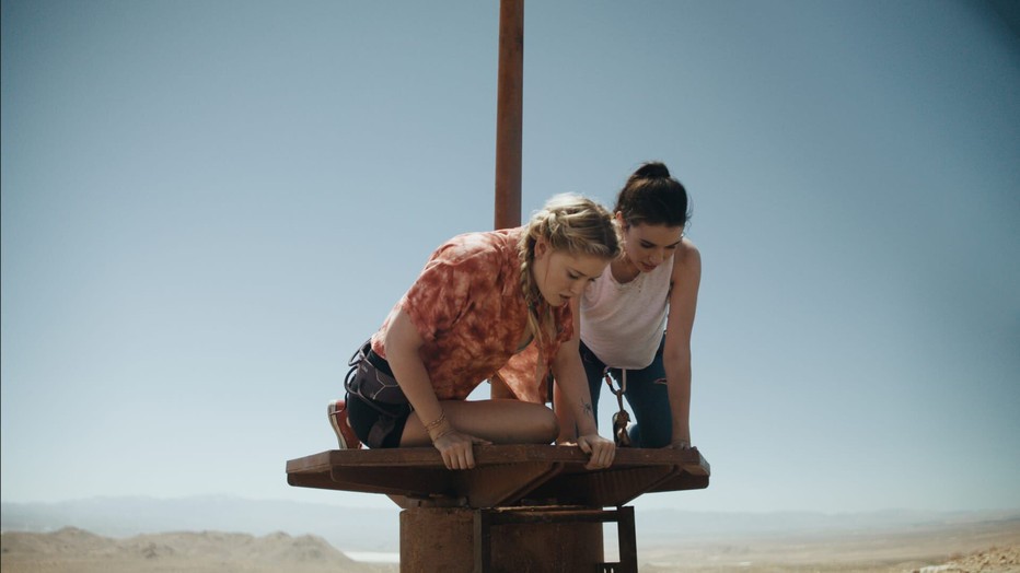 Virginia Gardner en Grace Caroline Currey in Fall