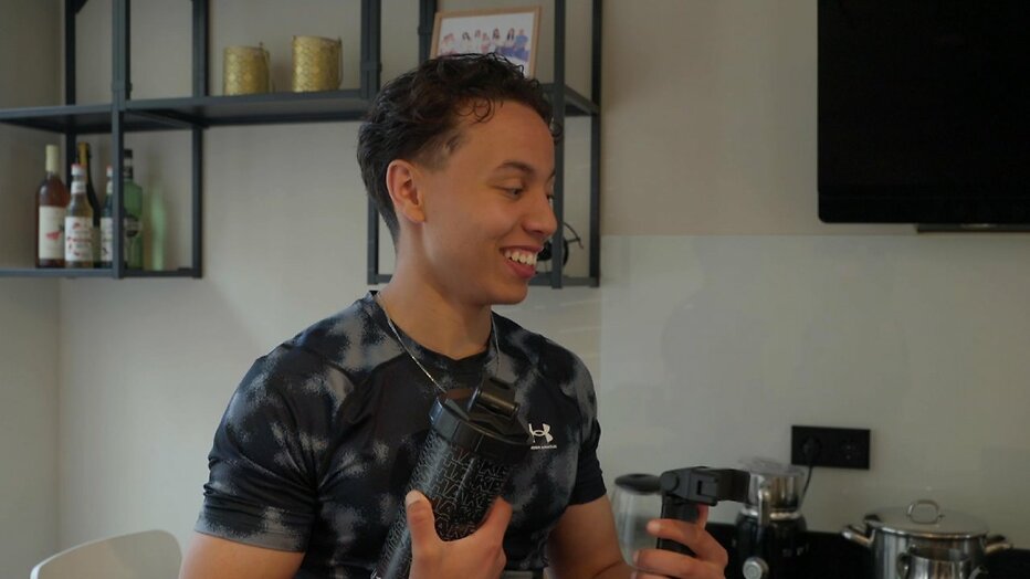 Adam Bakhcha in Een Huis Vol