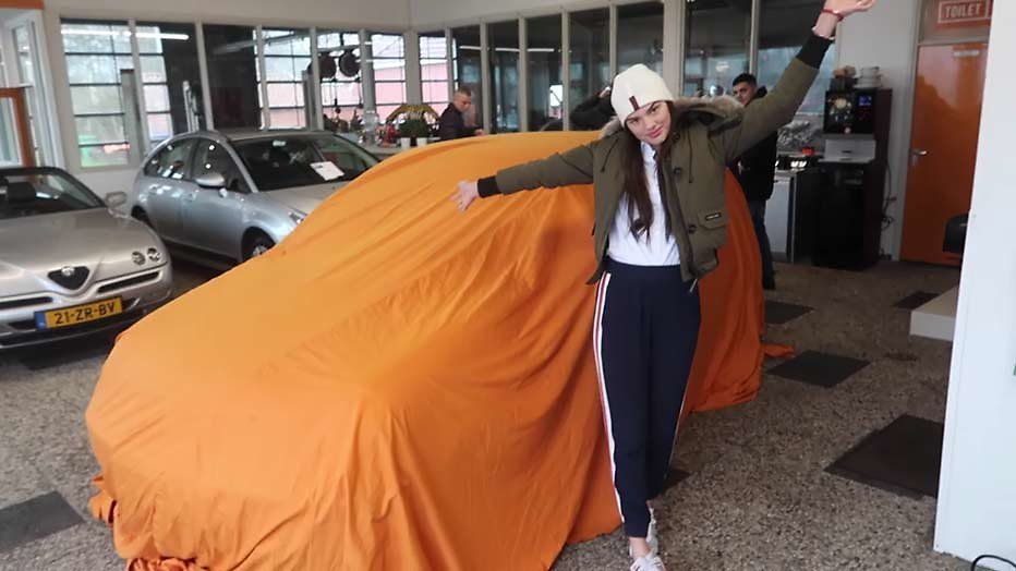Famke Louise koopt eerste auto