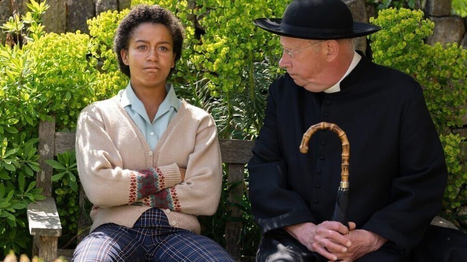 Ruby-May Martinwood als Brenda Palmer en Mark Williams als Father Brown Ruby-May Martinwood als Brenda Palmer en Mark Williams als Father Brown