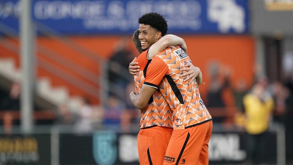 Carel Eiting en Xavier Mbuyamba van FC Volendam