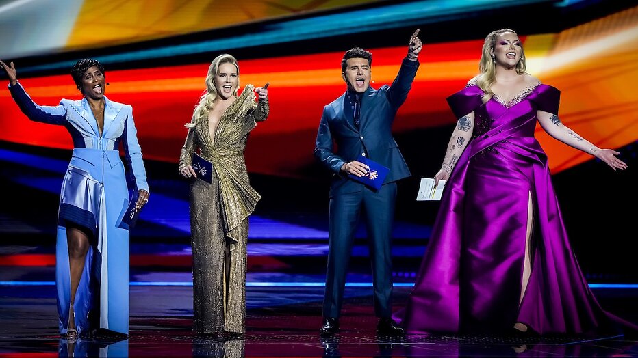 Edsilia Rombley, Chantal Janzen, Jan Smit en Nikkie de Jager tijdens finale Songfestival 2021