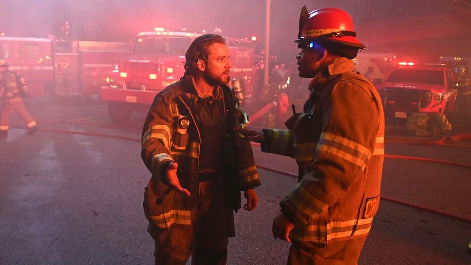 Max Thieriot  en Jordan Calloway in Fire Country