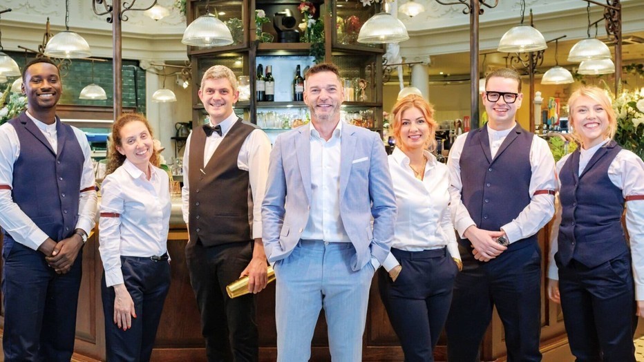 Brian Protheroe en team First Dates UK