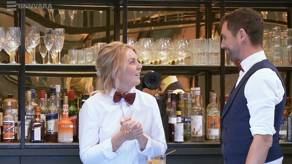 Victor Abeln in gesprek met barvrouw van de dag.