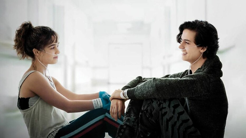Cole Sprouse en Haley Lu Richardson in Five Feet Apart Cole Sprouse en Haley Lu Richardson in Five Feet Apart