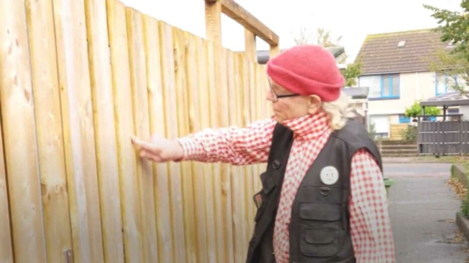 Still uit Bromet over de Schutting